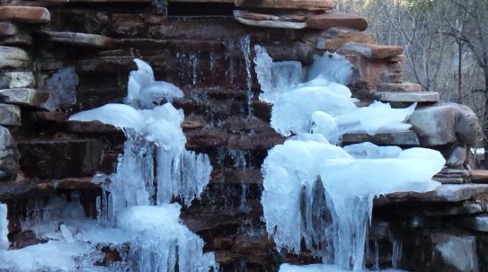 IJs op de vijver Vijver met ijs