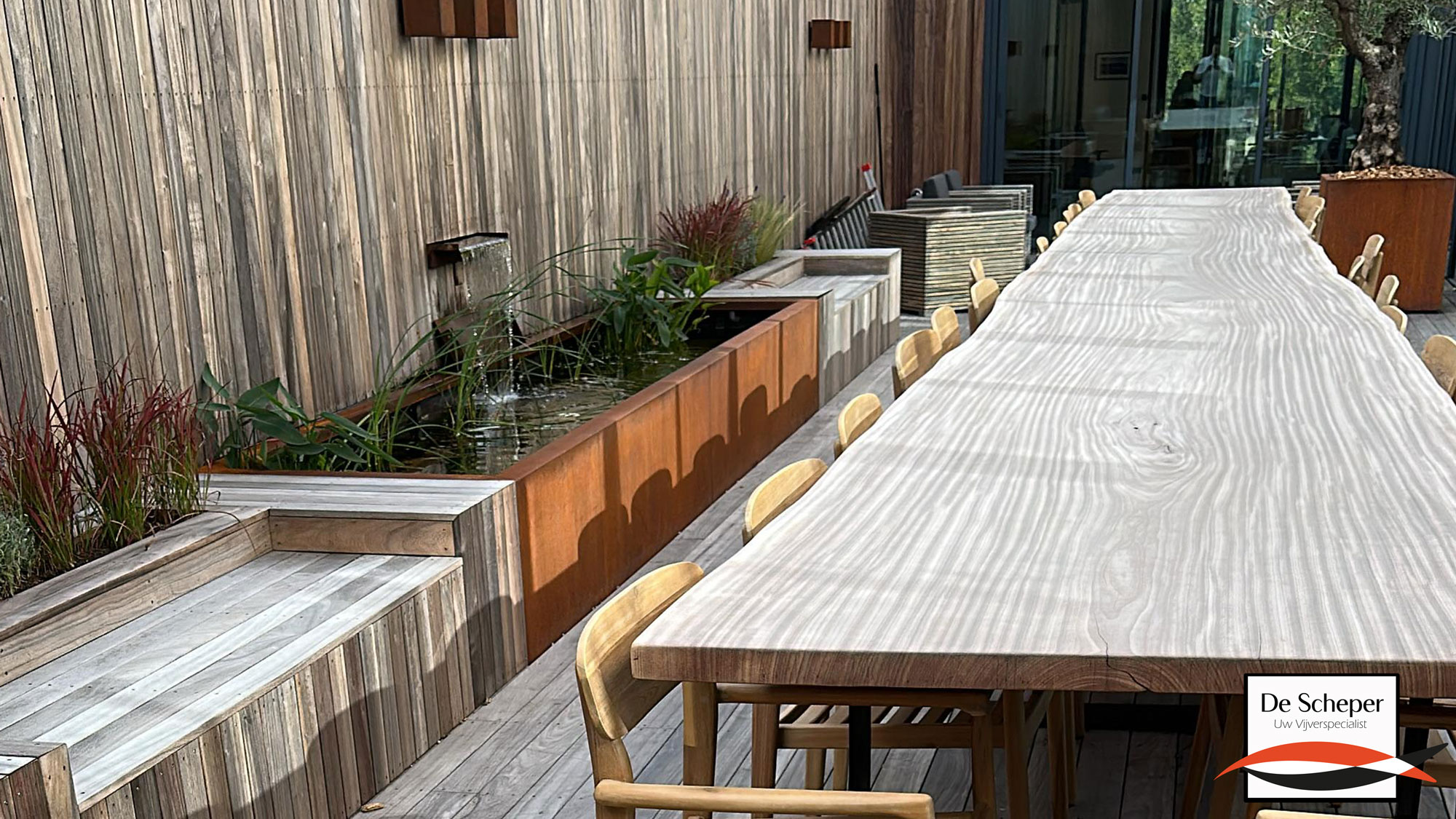 Smalle_bovengrondse_koivijver_met_waterval_vijvercentrum_de_scheper_1