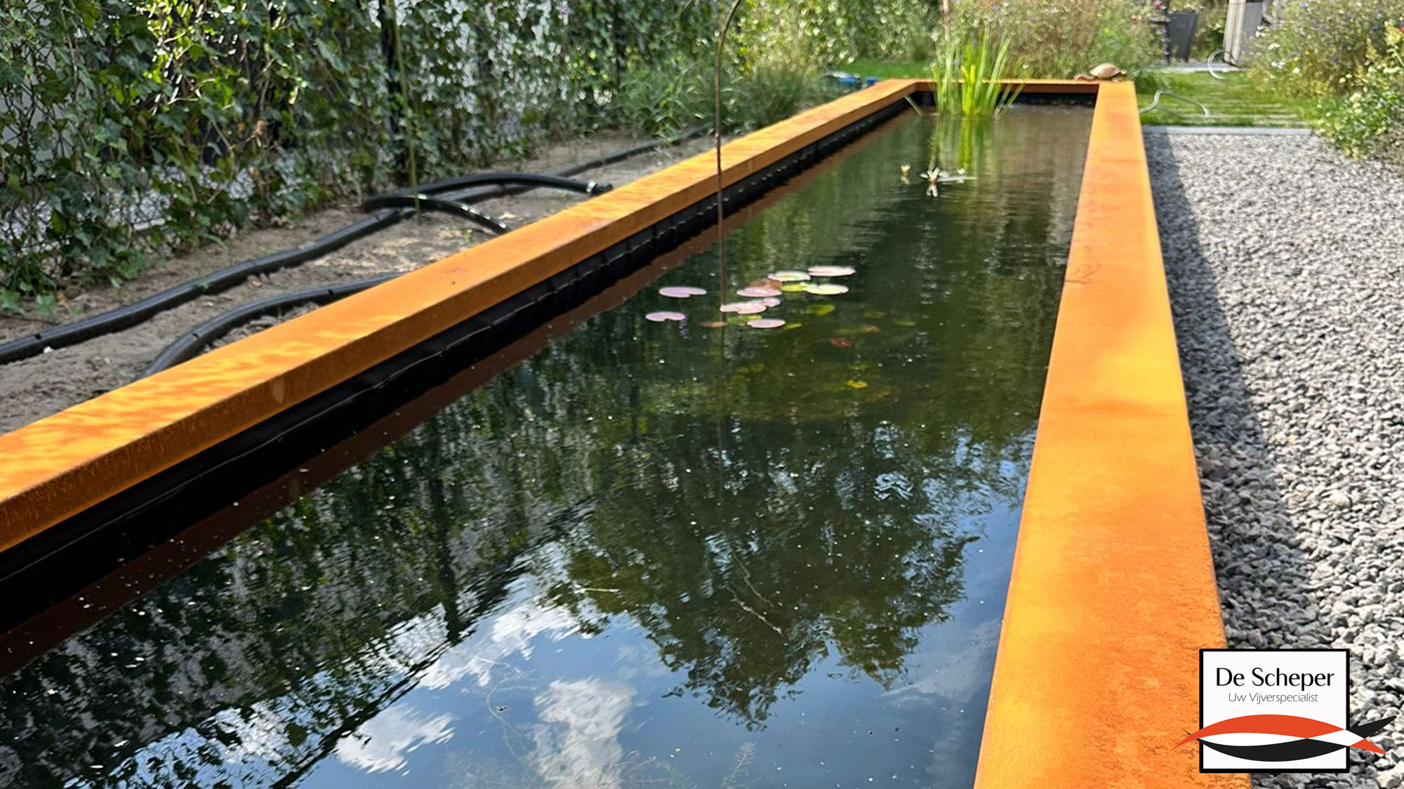 Lange_smalle_semi-bovengrondse_vijver_met_cortenstalen_rand