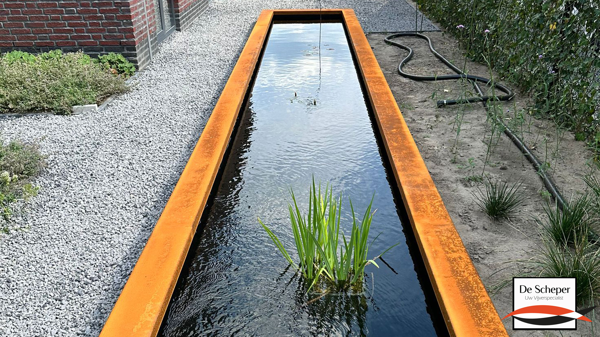 Lange_smalle_vijver_in_de_tuin