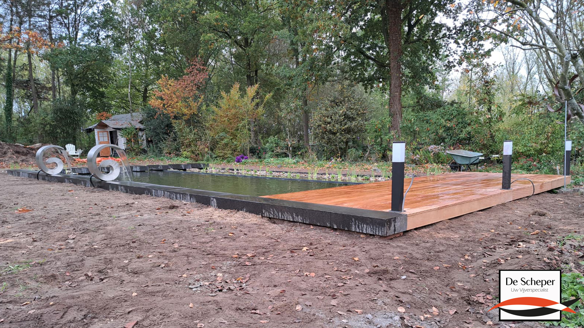 Moderne_zwemvijver_met_plantenfilter_waterval_en_vlonderplateau