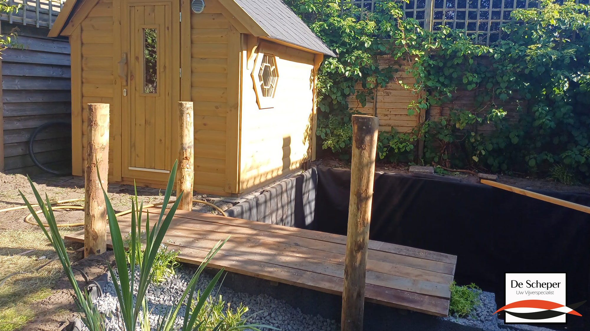 Natuurlijke_vlonder_plank_bij_tuinvijver