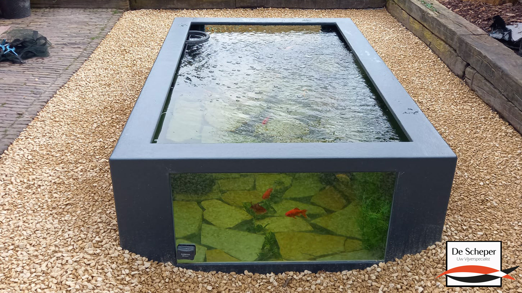 Prefab_polyester_vijver_met_kijkruiten