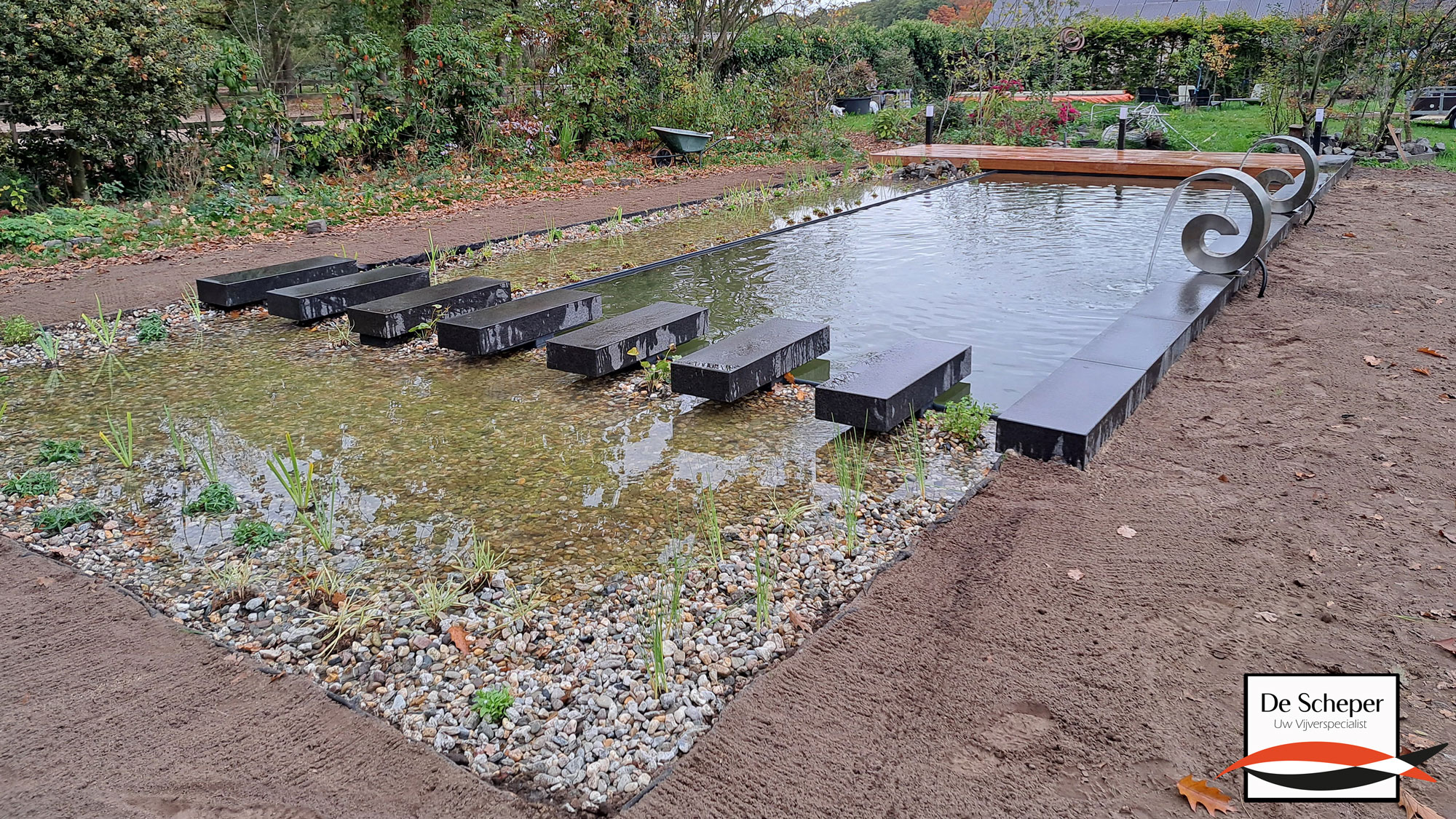 Rechthoekige_zwemvijver_met watervallen_en_doorlopende_plantenfilter