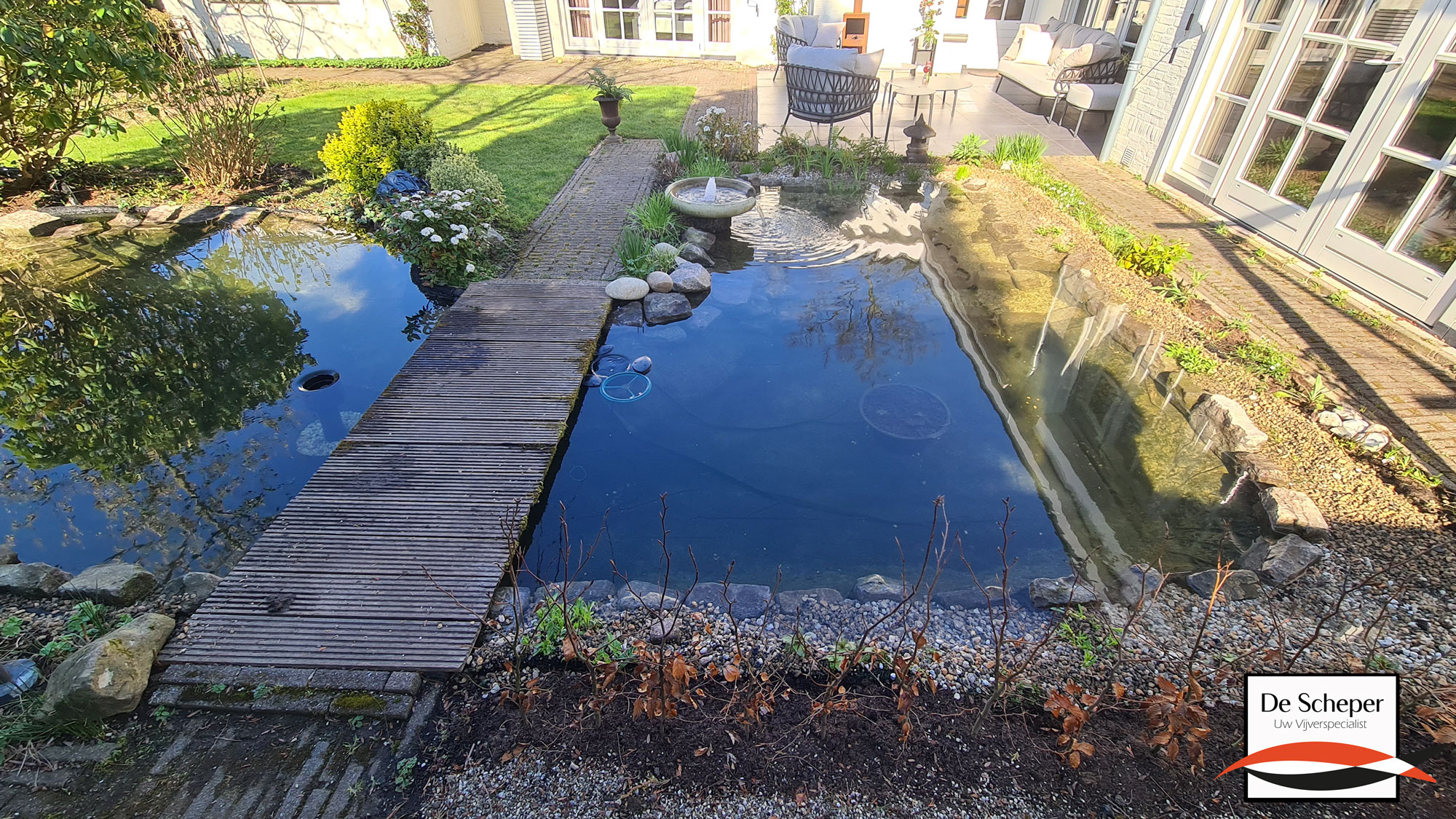 Siervijver_met_vlonder_in_de_tuin