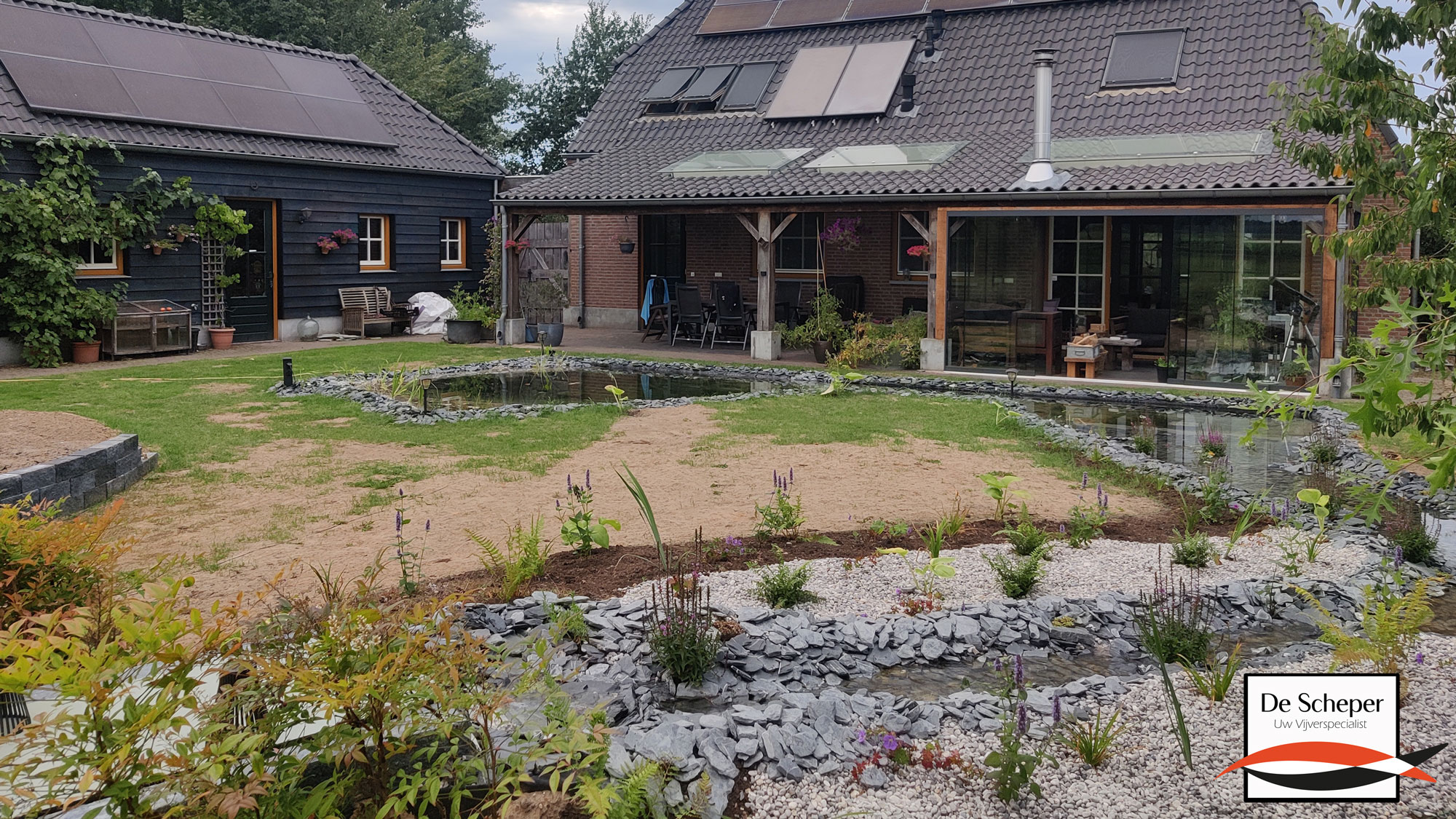 Slingerend_Vijverontwerp_met_Beekloop_en_Brug