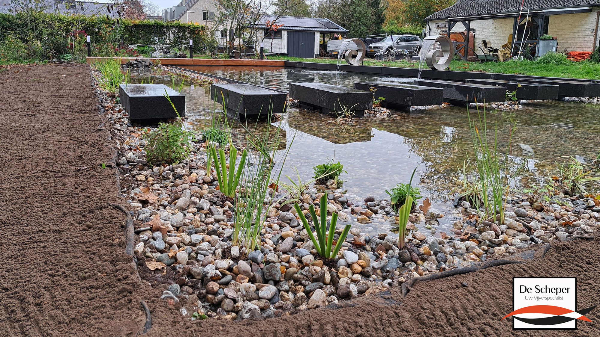 Stijlvolle_zwemvijver_met_vlonder_verlichting_en_natuurlijke_filtering