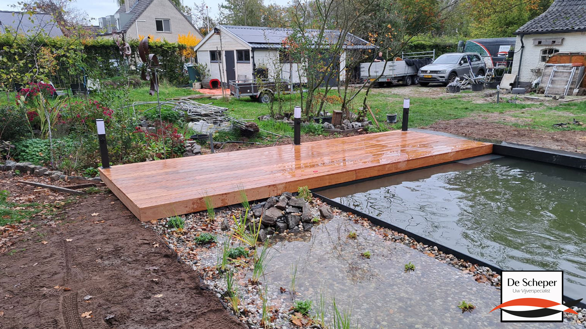 Strakke_rechthoekige_zwemvijver_met_plantenfilter_en_waterelementen