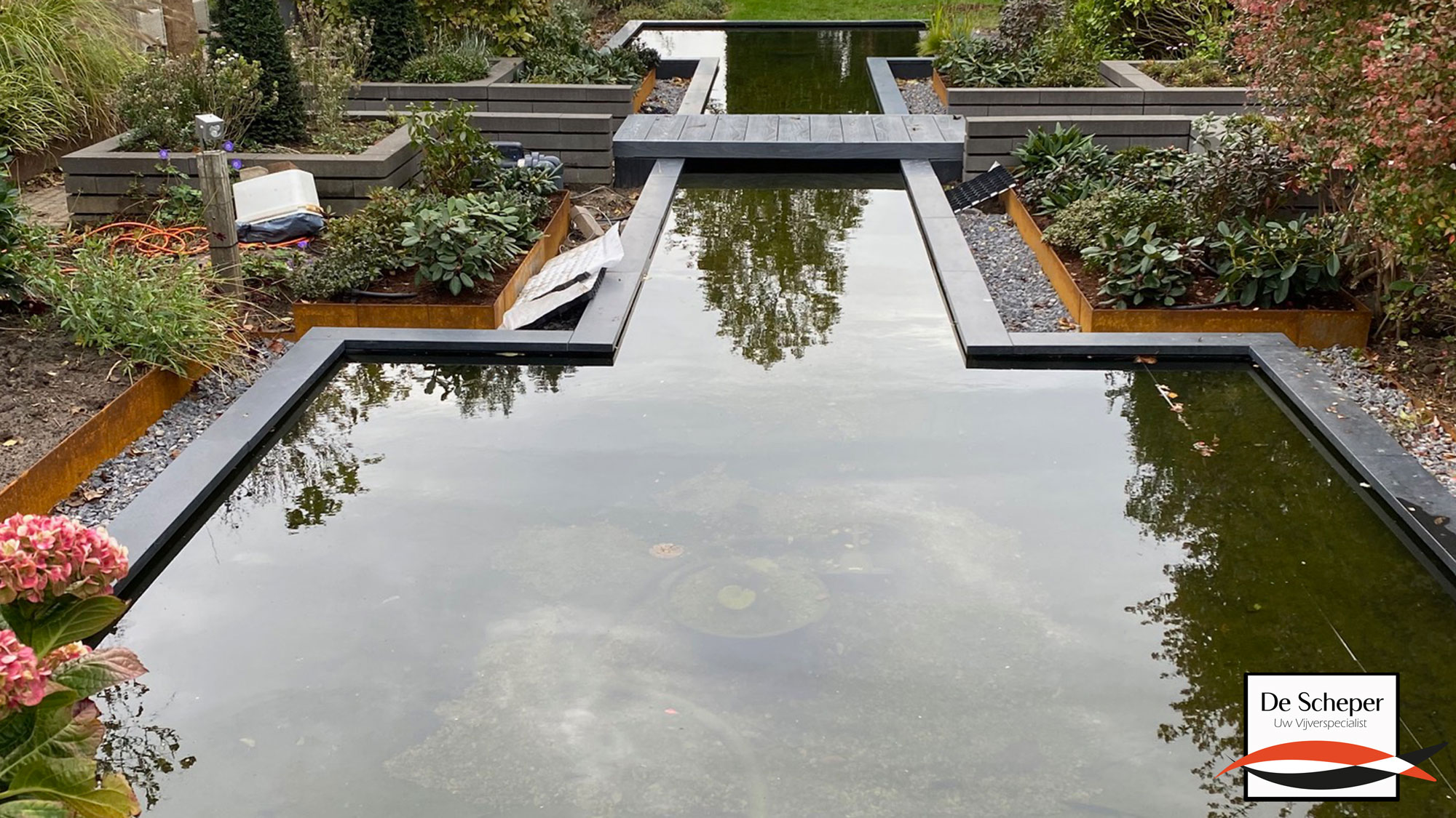 Unieke_vorm_siervijver_met_vlonder_brug