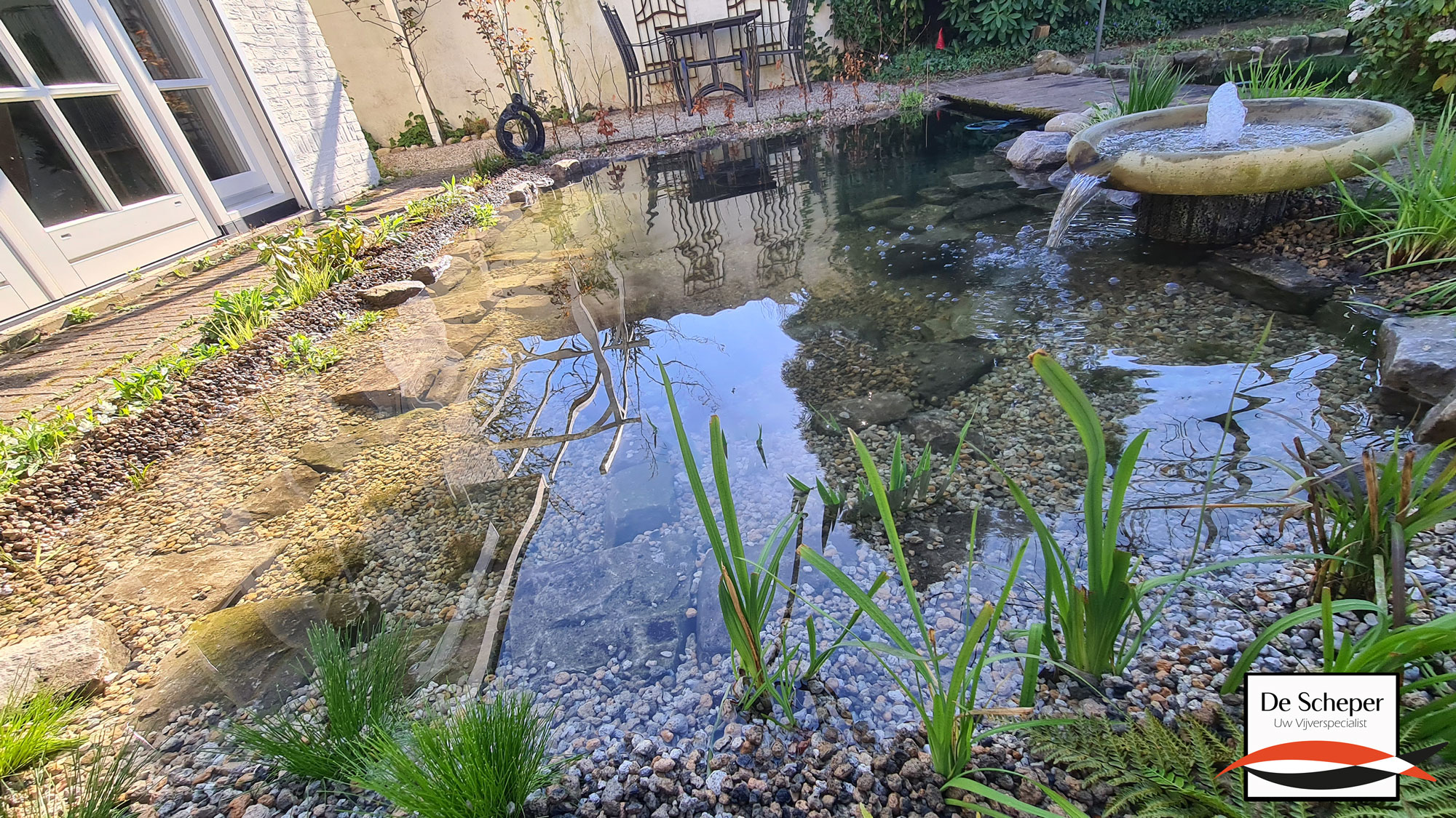 Vijver_in_de_tuin_met_waterval_element