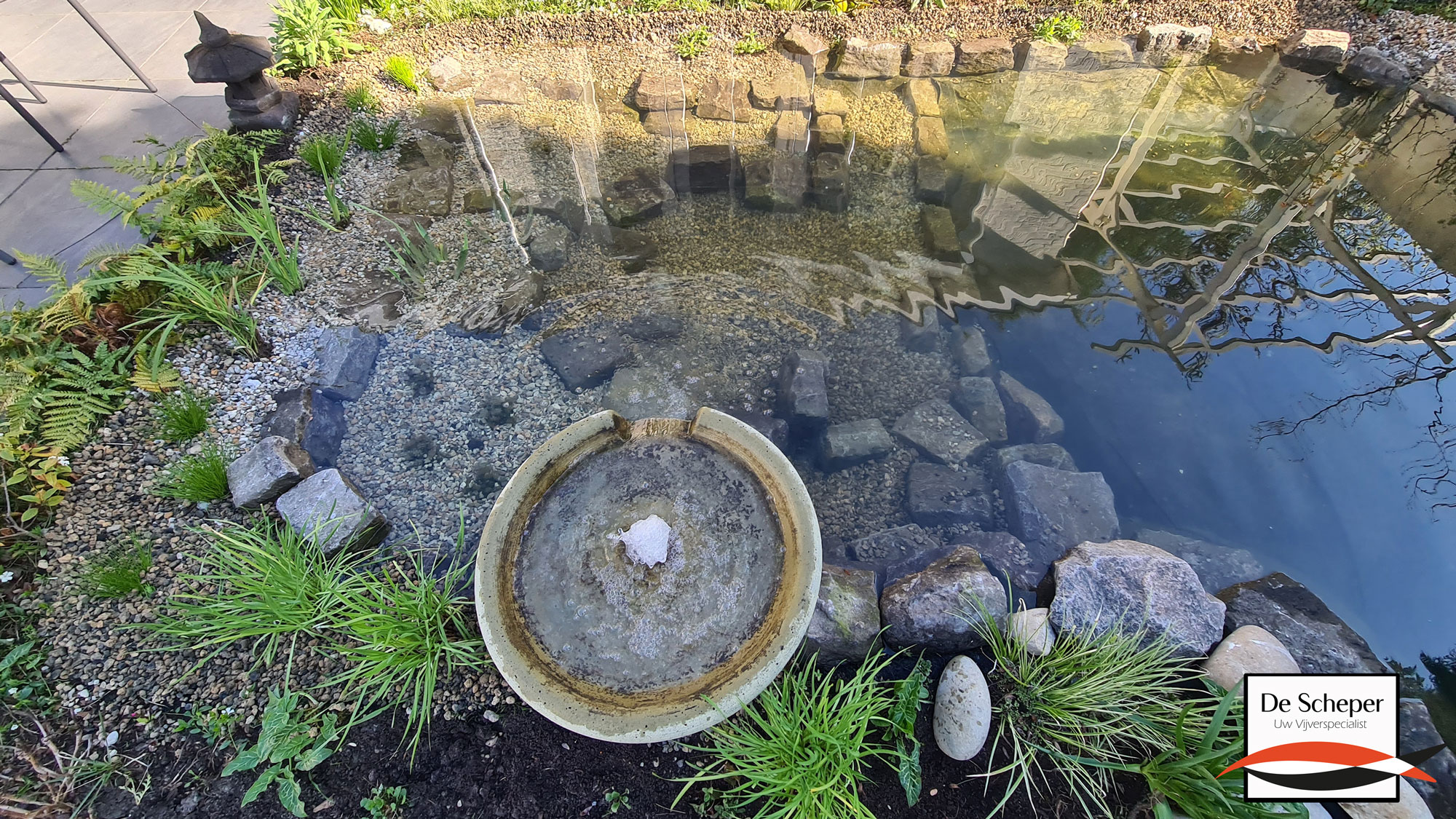 Vijver_met_vlonder_in_de_tuin_voorbeeld