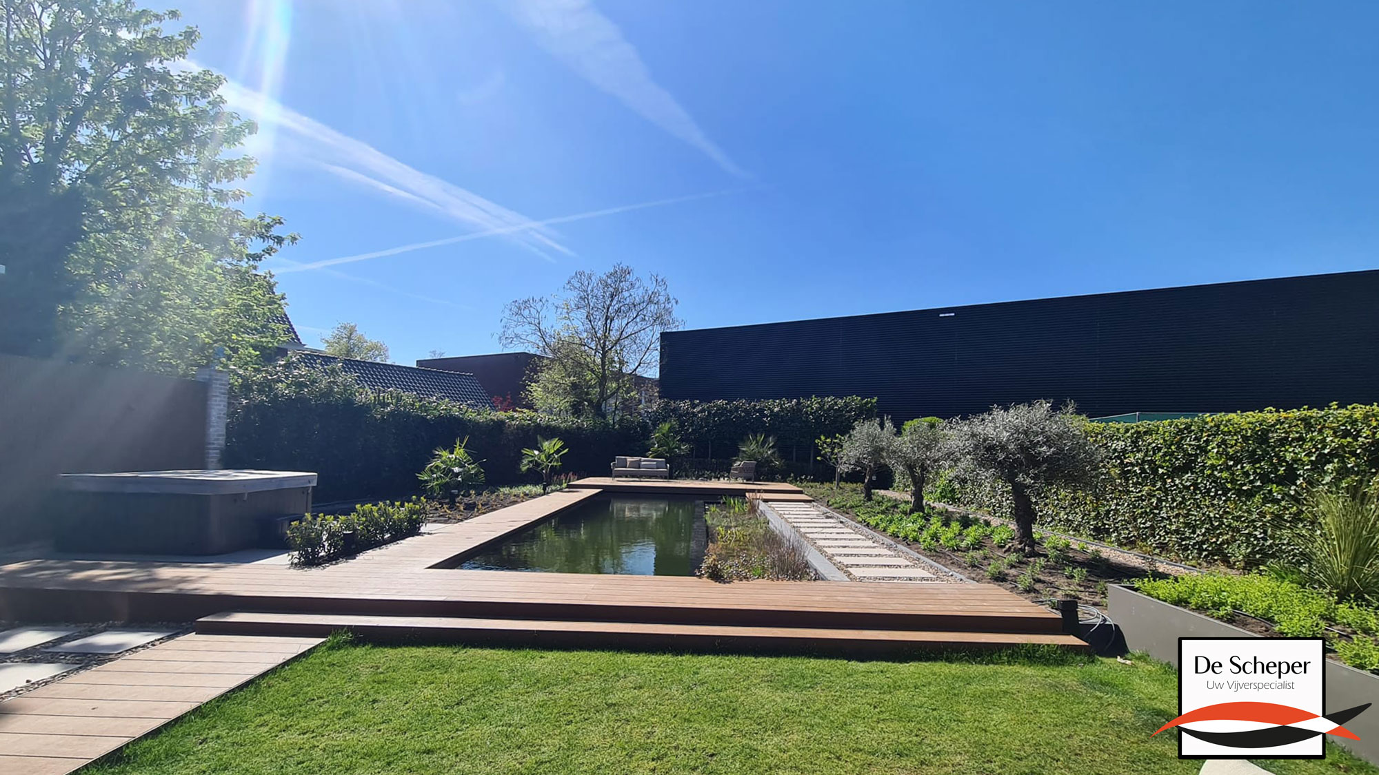 Natuurlijke-beplanting-rondom-het-water-vijvercentrum-de-scheper